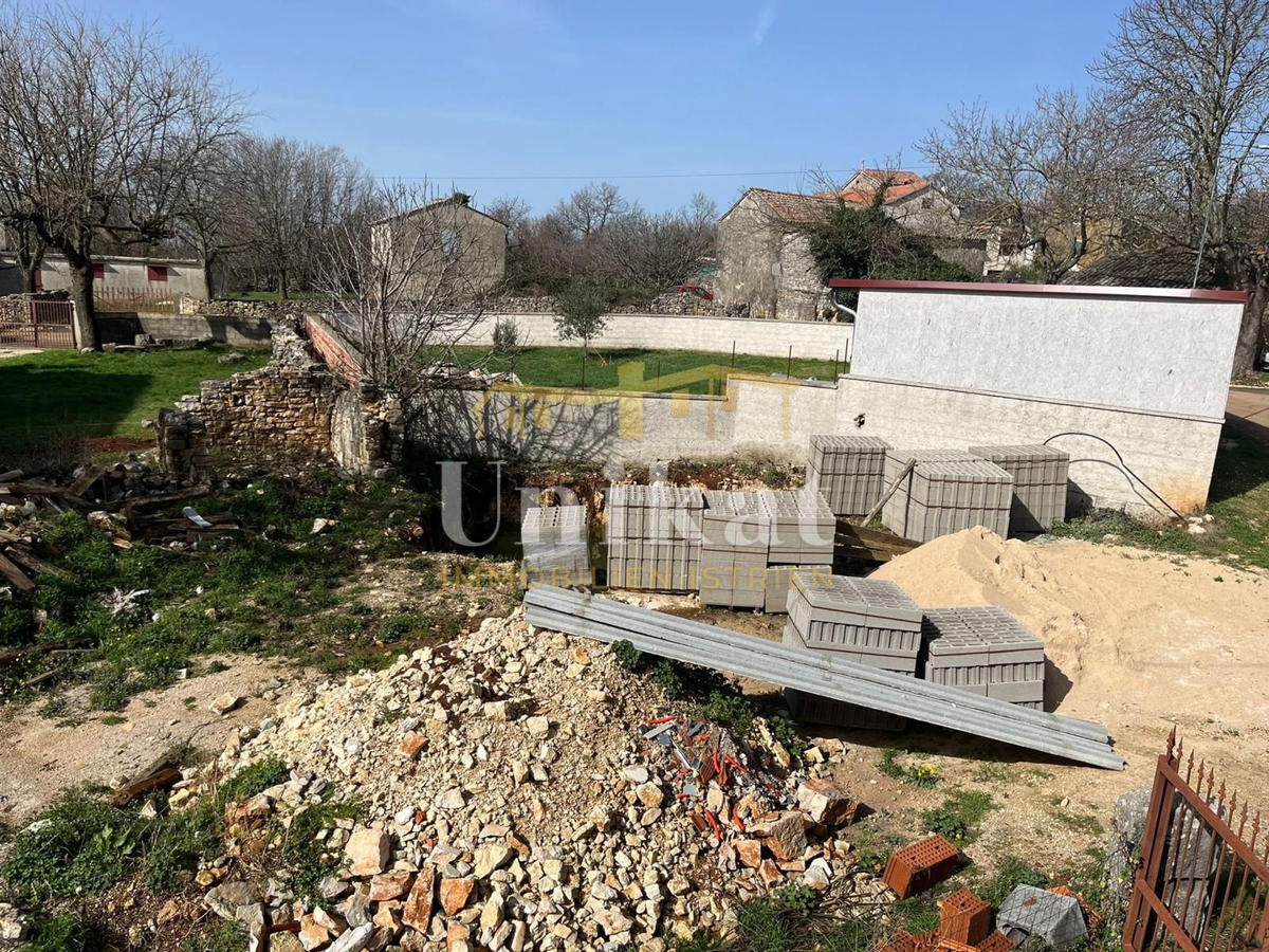 Kamena hiša blizu Višnjana za dokončanje